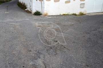 El Cubillo implora por la conexión a la red de saneamiento y el asfaltado de su acceso (Foto TA)